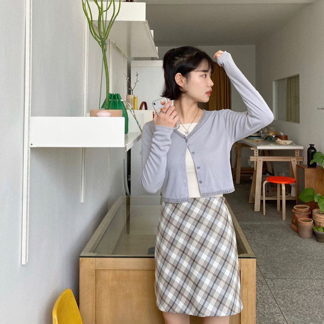 5 kiểu mix đồ giúp bạn có phong cách thập niên 90 sành điệu giống Jennie, Lisa, diện theo thì style chỉ có sang xịn trở lên - 11 5 kiểu mix đồ giúp bạn có phong cách thập niên 90 sành điệu giống Jennie, Lisa, diện theo thì style chỉ có sang xịn trở lên - 11