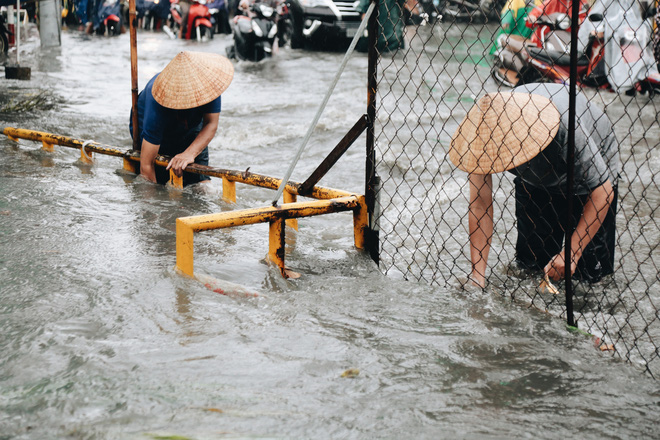 Ảnh: Đường Sài Gòn ngập lút bánh xe khi mưa lớn, người dân té ngã sõng soài - 4 Ảnh: Đường Sài Gòn ngập lút bánh xe khi mưa lớn, người dân té ngã sõng soài - 4