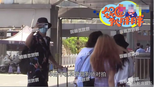 Lý Hiện gây tranh cãi nảy lửa khi nổi giận, gào thét vào mặt fan và paparazi vì bị đeo bám nghiêm ngặt ở sân bay - 4 Lý Hiện gây tranh cãi nảy lửa khi nổi giận, gào thét vào mặt fan và paparazi vì bị đeo bám nghiêm ngặt ở sân bay - 4