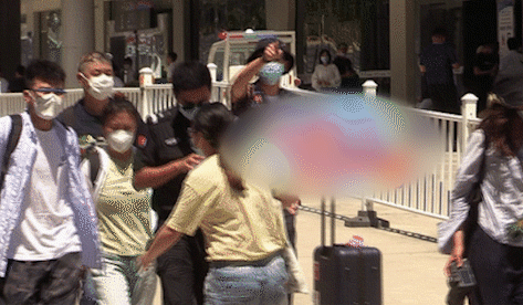 Lý Hiện gây tranh cãi nảy lửa khi nổi giận, gào thét vào mặt fan và paparazi vì bị đeo bám nghiêm ngặt ở sân bay - 2 Lý Hiện gây tranh cãi nảy lửa khi nổi giận, gào thét vào mặt fan và paparazi vì bị đeo bám nghiêm ngặt ở sân bay - 2