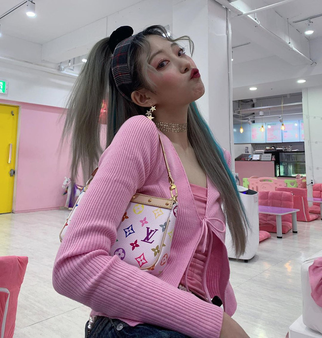 5 kiểu mix đồ giúp bạn có phong cách thập niên 90 sành điệu giống Jennie, Lisa, diện theo thì style chỉ có sang xịn trở lên - 15 5 kiểu mix đồ giúp bạn có phong cách thập niên 90 sành điệu giống Jennie, Lisa, diện theo thì style chỉ có sang xịn trở lên - 15