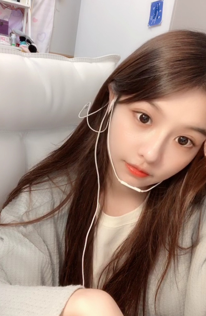 Hot girl gần 4 triệu follow làm dân tình sốc khi tắt nhầm filter lúc livestream, ảnh đời thường kém sắc bị 'khai quật' tức thì - 1 Hot girl gần 4 triệu follow làm dân tình sốc khi tắt nhầm filter lúc livestream, ảnh đời thường kém sắc bị 'khai quật' tức thì - 1