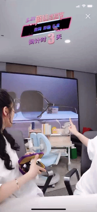 Chân dung Nữ hoàng livestream, bán từ tăm bông tới tên lửa, mỗi ngày thu về hàng triệu USD - 2 Chân dung Nữ hoàng livestream, bán từ tăm bông tới tên lửa, mỗi ngày thu về hàng triệu USD - 2