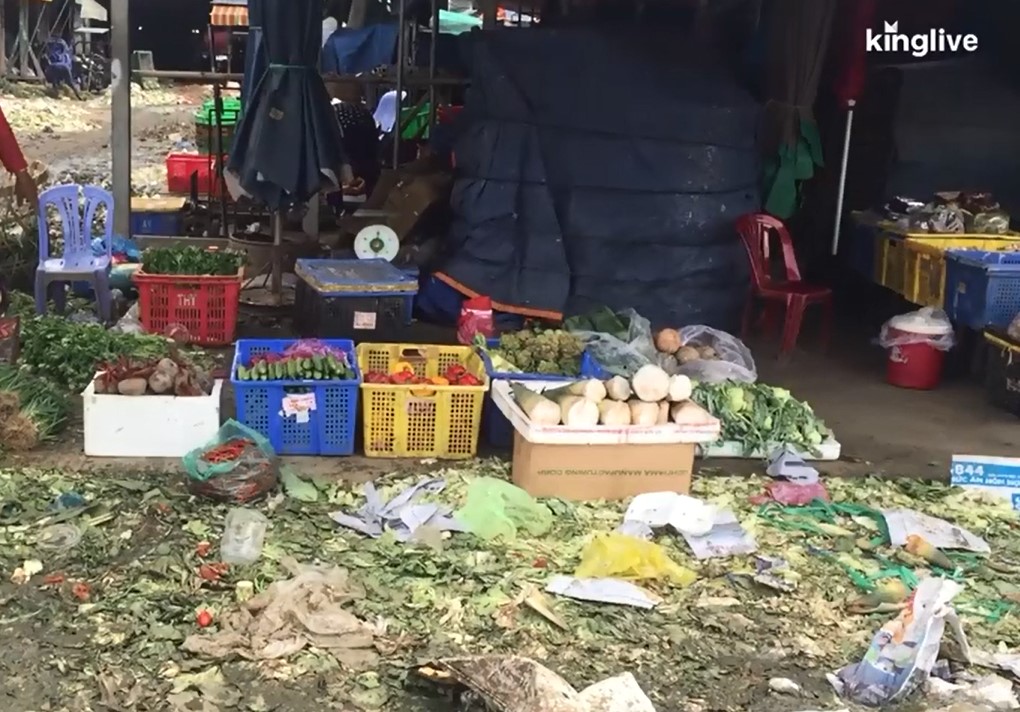 Ảnh: Chợ nông sản lớn nhất Sài Gòn 'ngập' trong núi rác, báo động nguy cơ mất an toàn thực phẩm - 4 Ảnh: Chợ nông sản lớn nhất Sài Gòn 'ngập' trong núi rác, báo động nguy cơ mất an toàn thực phẩm - 4