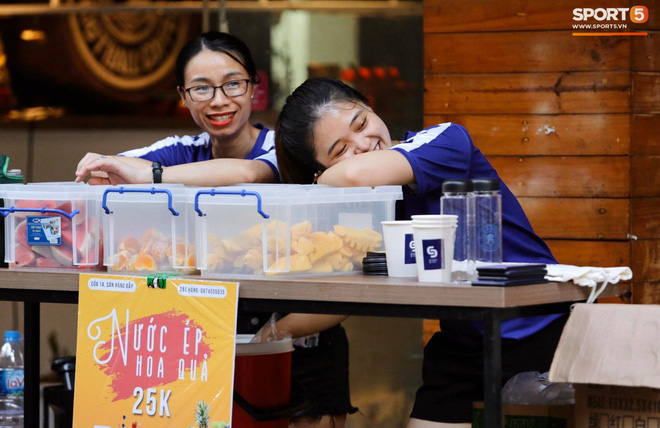Huỳnh Anh diện áo Quang Hải, nổi bật trong dàn gái xinh cổ vũ trận Hà Nội gặp HAGL - 8 Huỳnh Anh diện áo Quang Hải, nổi bật trong dàn gái xinh cổ vũ trận Hà Nội gặp HAGL - 8