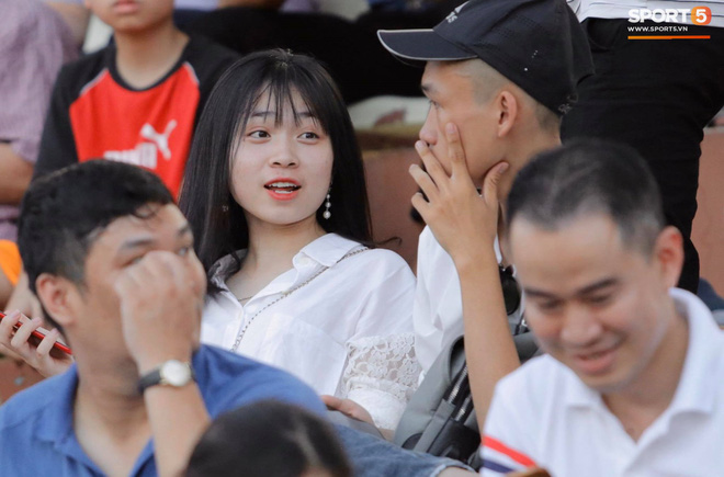 Huỳnh Anh diện áo Quang Hải, nổi bật trong dàn gái xinh cổ vũ trận Hà Nội gặp HAGL - 7 Huỳnh Anh diện áo Quang Hải, nổi bật trong dàn gái xinh cổ vũ trận Hà Nội gặp HAGL - 7