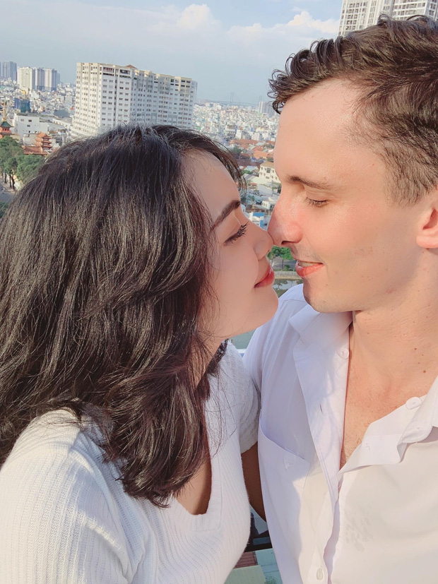 FA lâu quá nên lên mạng add friend dạo kiếm bồ, gái xinh không ngờ 'ẵm' luôn anh Tây ngời ngời phong độ - 4 FA lâu quá nên lên mạng add friend dạo kiếm bồ, gái xinh không ngờ 'ẵm' luôn anh Tây ngời ngời phong độ - 4