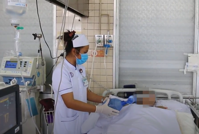 TP.HCM: Cháy nhà trong hẻm lúc rạng sáng, 1 người chết, 3 người phỏng hô hấp nặng đưa vào Chợ Rẫy cấp cứu - 2 TP.HCM: Cháy nhà trong hẻm lúc rạng sáng, 1 người chết, 3 người phỏng hô hấp nặng đưa vào Chợ Rẫy cấp cứu - 2