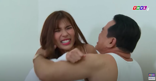 'Mẹ ghẻ': Lộ cảnh Thúy Diễm bị gã dê xồm giở trò đồi bại trong khách sạn, Lương Thế Thành xuất hiện vừa kịp lúc - 4 'Mẹ ghẻ': Lộ cảnh Thúy Diễm bị gã dê xồm giở trò đồi bại trong khách sạn, Lương Thế Thành xuất hiện vừa kịp lúc - 4