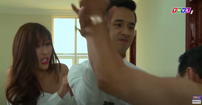 'Mẹ ghẻ': Lộ cảnh Thúy Diễm bị gã dê xồm giở trò đồi bại trong khách sạn, Lương Thế Thành xuất hiện vừa kịp lúc - 6 'Mẹ ghẻ': Lộ cảnh Thúy Diễm bị gã dê xồm giở trò đồi bại trong khách sạn, Lương Thế Thành xuất hiện vừa kịp lúc - 6