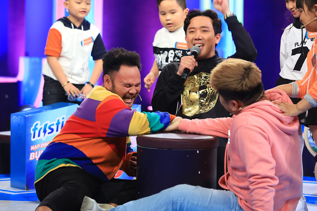 'Nhanh như chớp nhí': Trấn Thành ngỡ ngàng khi cô bé 6 tuổi bình tâm trả lời 10 câu hỏi trong tích tắc - 4 'Nhanh như chớp nhí': Trấn Thành ngỡ ngàng khi cô bé 6 tuổi bình tâm trả lời 10 câu hỏi trong tích tắc - 4