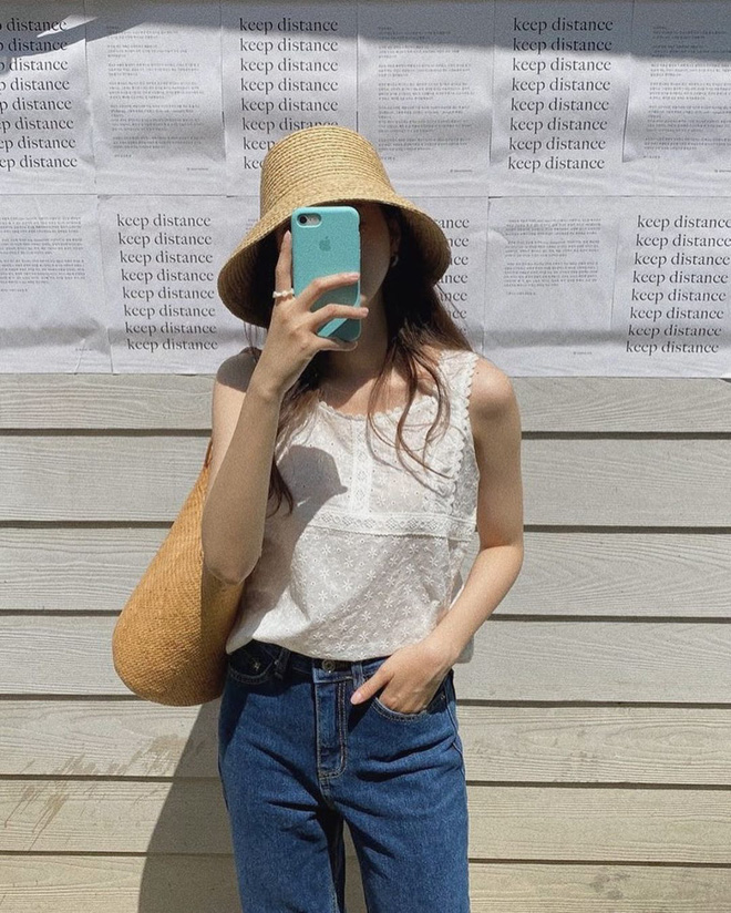 Nóng thế này chị em cứ nhắm áo trắng mà diện, bao nhiêu kiểu xinh tươi với cả chục cách mix vừa mát mẻ lại vừa sang - 13 Nóng thế này chị em cứ nhắm áo trắng mà diện, bao nhiêu kiểu xinh tươi với cả chục cách mix vừa mát mẻ lại vừa sang - 13