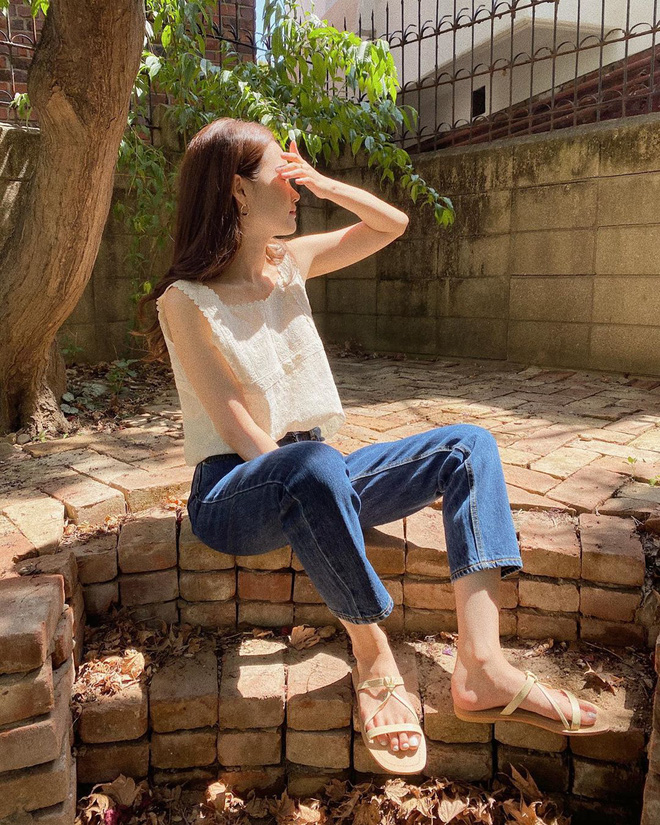 Nóng thế này chị em cứ nhắm áo trắng mà diện, bao nhiêu kiểu xinh tươi với cả chục cách mix vừa mát mẻ lại vừa sang - 14 Nóng thế này chị em cứ nhắm áo trắng mà diện, bao nhiêu kiểu xinh tươi với cả chục cách mix vừa mát mẻ lại vừa sang - 14