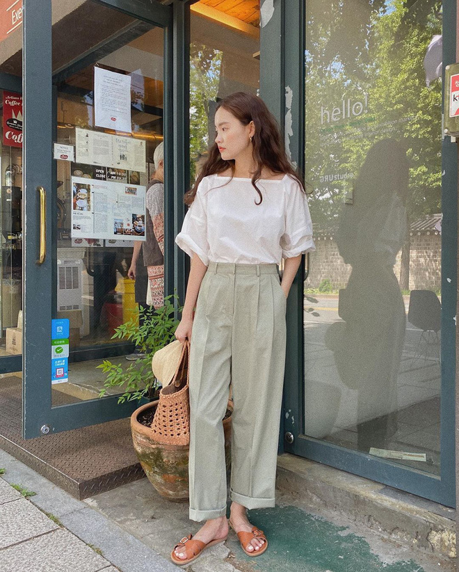 Nóng thế này chị em cứ nhắm áo trắng mà diện, bao nhiêu kiểu xinh tươi với cả chục cách mix vừa mát mẻ lại vừa sang Nóng thế này chị em cứ nhắm áo trắng mà diện, bao nhiêu kiểu xinh tươi với cả chục cách mix vừa mát mẻ lại vừa sang