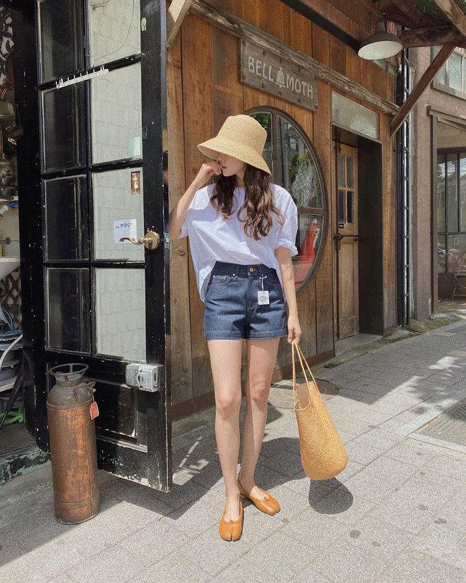 Nóng thế này chị em cứ nhắm áo trắng mà diện, bao nhiêu kiểu xinh tươi với cả chục cách mix vừa mát mẻ lại vừa sang - 7 Nóng thế này chị em cứ nhắm áo trắng mà diện, bao nhiêu kiểu xinh tươi với cả chục cách mix vừa mát mẻ lại vừa sang - 7