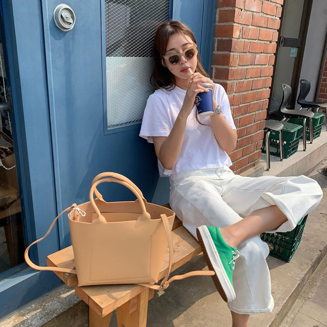 Nóng thế này chị em cứ nhắm áo trắng mà diện, bao nhiêu kiểu xinh tươi với cả chục cách mix vừa mát mẻ lại vừa sang - 11 Nóng thế này chị em cứ nhắm áo trắng mà diện, bao nhiêu kiểu xinh tươi với cả chục cách mix vừa mát mẻ lại vừa sang - 11