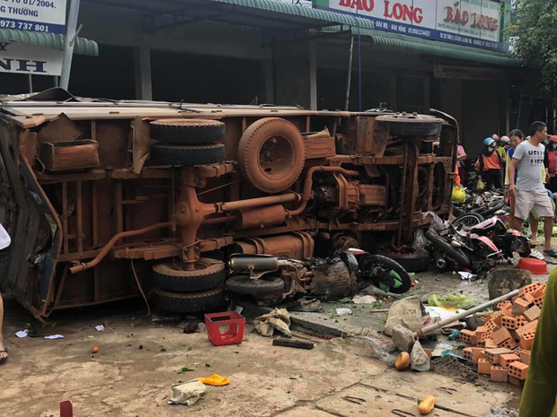 NÓNG: Kinh hoàng 2 xe tải đâm nhau rồi lao vào chợ ở Đắk Nông, gần 10 người bị thương nằm la liệt - 3
