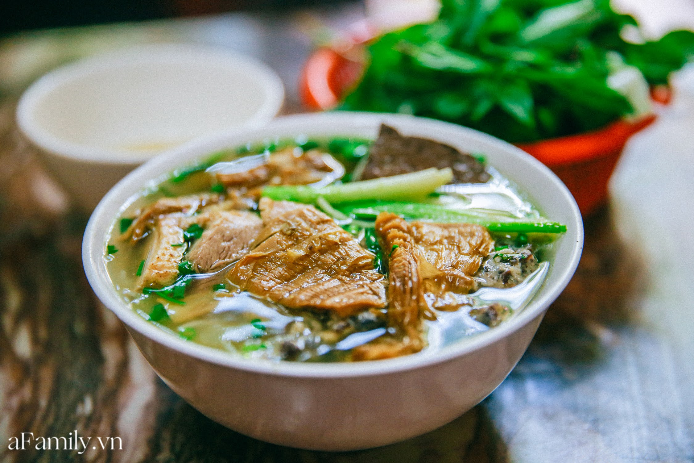 Bà chủ bún ngan Nhàn nức tiếng Hà Nội lần đầu thừa nhận rất hay chửi nhưng được hàng xóm 'minh oan', tự tin thịt hàng mình mà 'ai chê là người không biết ăn' - 3 Bà chủ bún ngan Nhàn nức tiếng Hà Nội lần đầu thừa nhận rất hay chửi nhưng được hàng xóm 'minh oan', tự tin thịt hàng mình mà 'ai chê là người không biết ăn' - 3