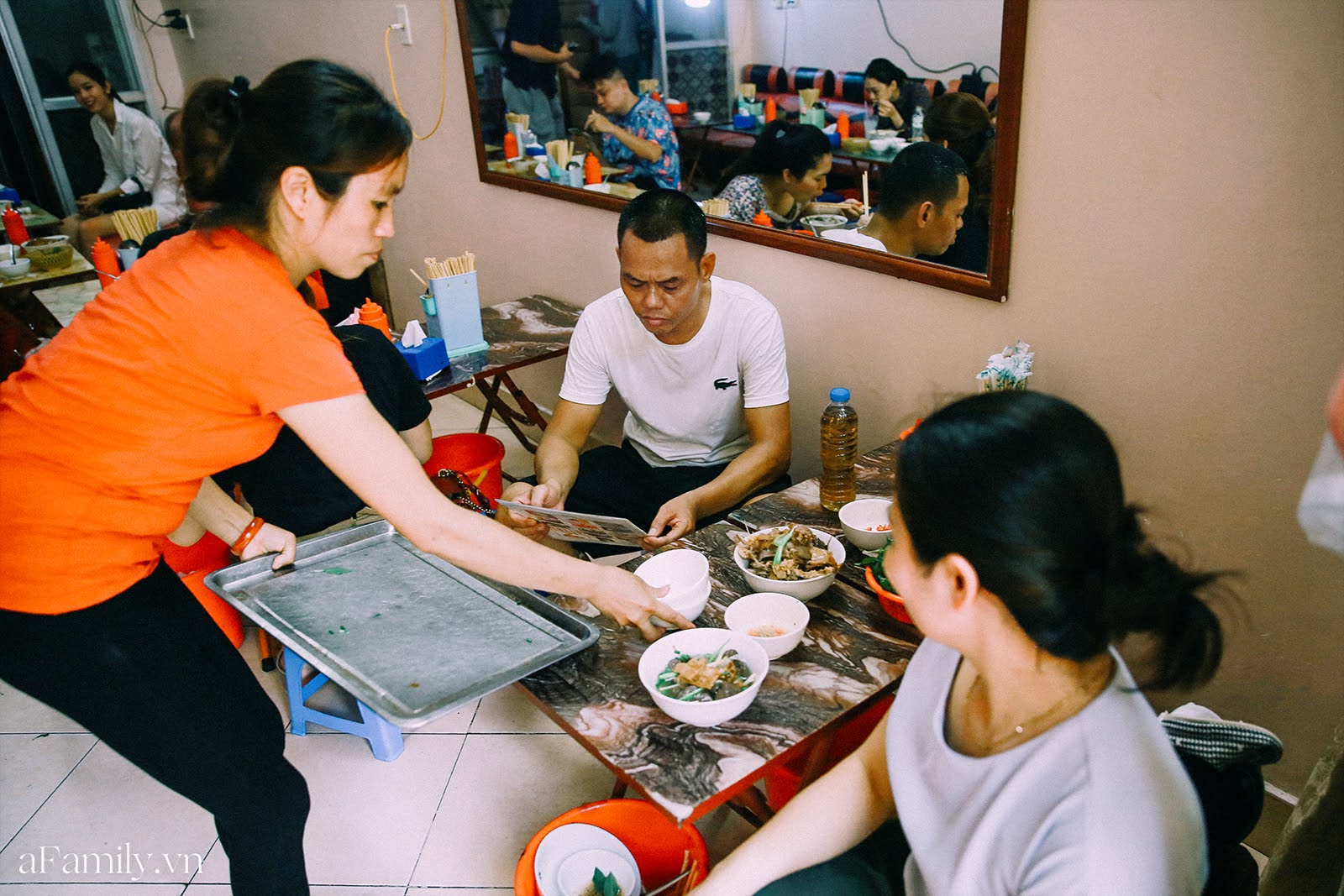 Bà chủ bún ngan Nhàn nức tiếng Hà Nội lần đầu thừa nhận rất hay chửi nhưng được hàng xóm 'minh oan', tự tin thịt hàng mình mà 'ai chê là người không biết ăn' - 13 Bà chủ bún ngan Nhàn nức tiếng Hà Nội lần đầu thừa nhận rất hay chửi nhưng được hàng xóm 'minh oan', tự tin thịt hàng mình mà 'ai chê là người không biết ăn' - 13