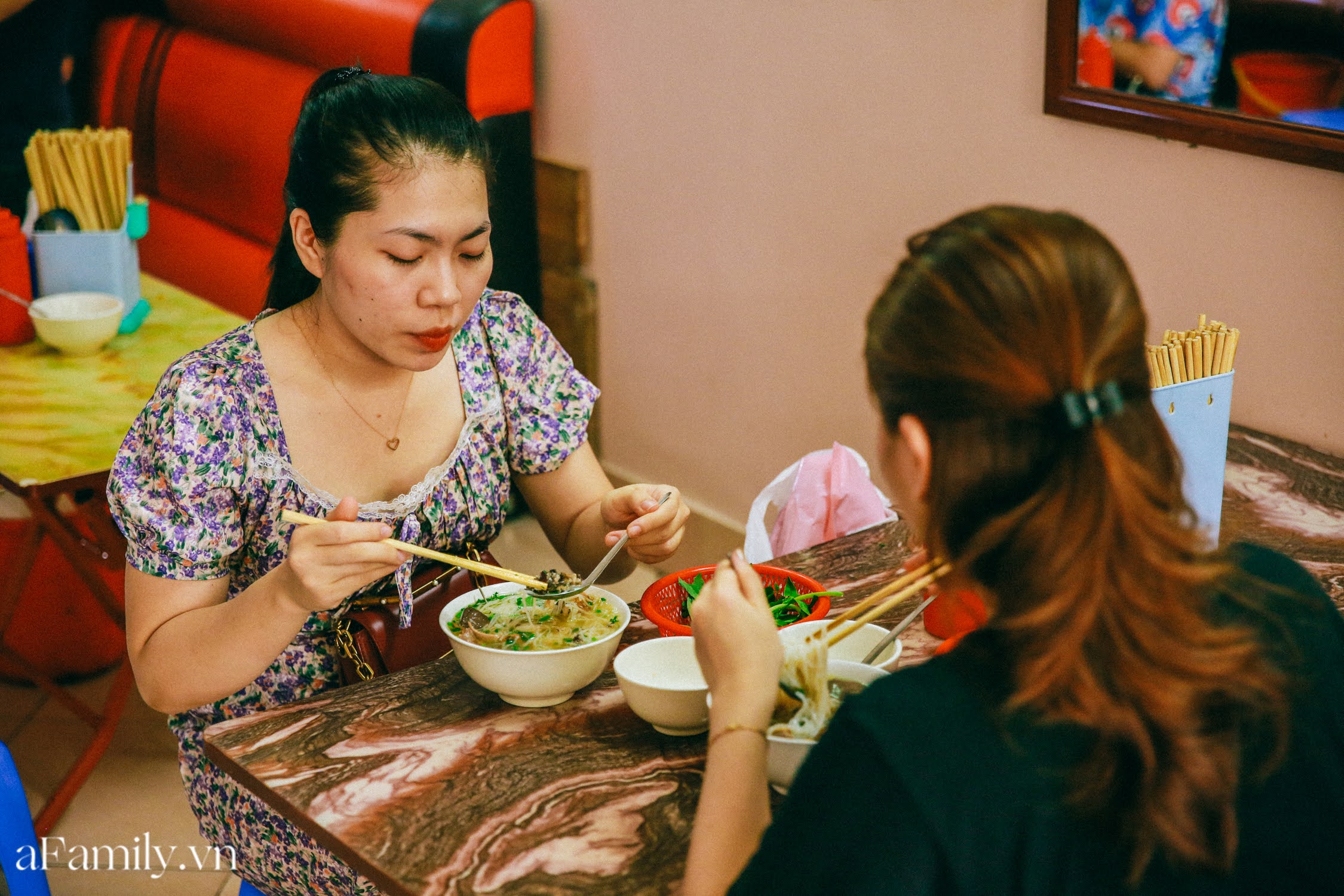 Bà chủ bún ngan Nhàn nức tiếng Hà Nội lần đầu thừa nhận rất hay chửi nhưng được hàng xóm 'minh oan', tự tin thịt hàng mình mà 'ai chê là người không biết ăn' - 11 Bà chủ bún ngan Nhàn nức tiếng Hà Nội lần đầu thừa nhận rất hay chửi nhưng được hàng xóm 'minh oan', tự tin thịt hàng mình mà 'ai chê là người không biết ăn' - 11