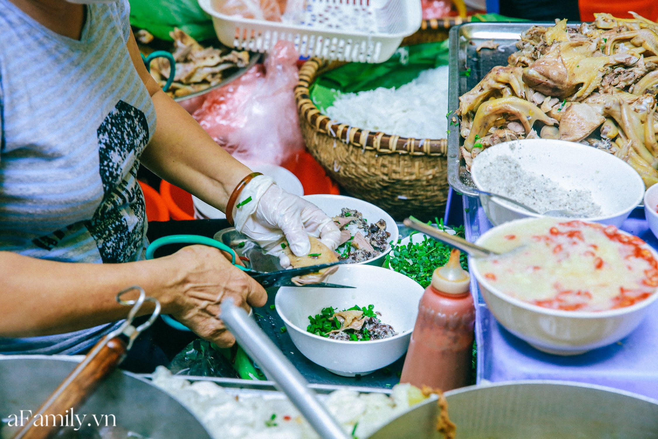 Bà chủ bún ngan Nhàn nức tiếng Hà Nội lần đầu thừa nhận rất hay chửi nhưng được hàng xóm 'minh oan', tự tin thịt hàng mình mà 'ai chê là người không biết ăn' - 6 Bà chủ bún ngan Nhàn nức tiếng Hà Nội lần đầu thừa nhận rất hay chửi nhưng được hàng xóm 'minh oan', tự tin thịt hàng mình mà 'ai chê là người không biết ăn' - 6
