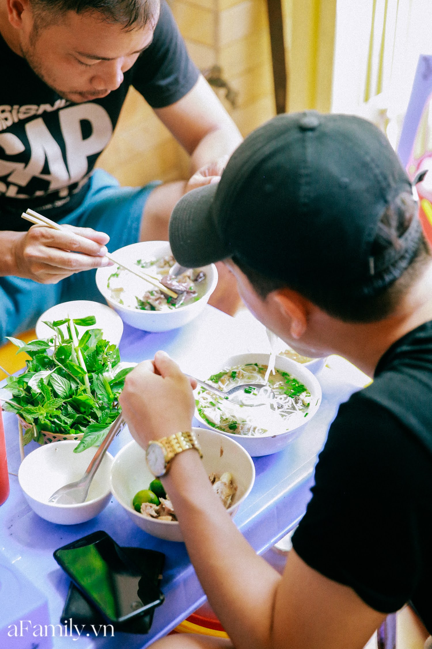 Bà chủ bún ngan Nhàn nức tiếng Hà Nội lần đầu thừa nhận rất hay chửi nhưng được hàng xóm 'minh oan', tự tin thịt hàng mình mà 'ai chê là người không biết ăn' - 12 Bà chủ bún ngan Nhàn nức tiếng Hà Nội lần đầu thừa nhận rất hay chửi nhưng được hàng xóm 'minh oan', tự tin thịt hàng mình mà 'ai chê là người không biết ăn' - 12