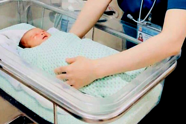 Bé sơ sinh bị bỏ rơi dưới hố ga ở Hà Nội suy đa tạng Bé sơ sinh bị bỏ rơi dưới hố ga ở Hà Nội suy đa tạng