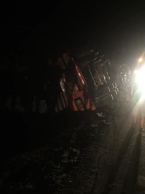 Quảng Ninh: Xe container đè xe limousine bẹp dúm, ít nhất 2 người tử vong - 2