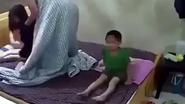 Phẫn nộ với hình ảnh bố mẹ bật tivi cho 2 con xem rồi thản nhiên trùm chăn làm chuyện ấy ngay trước mặt trẻ