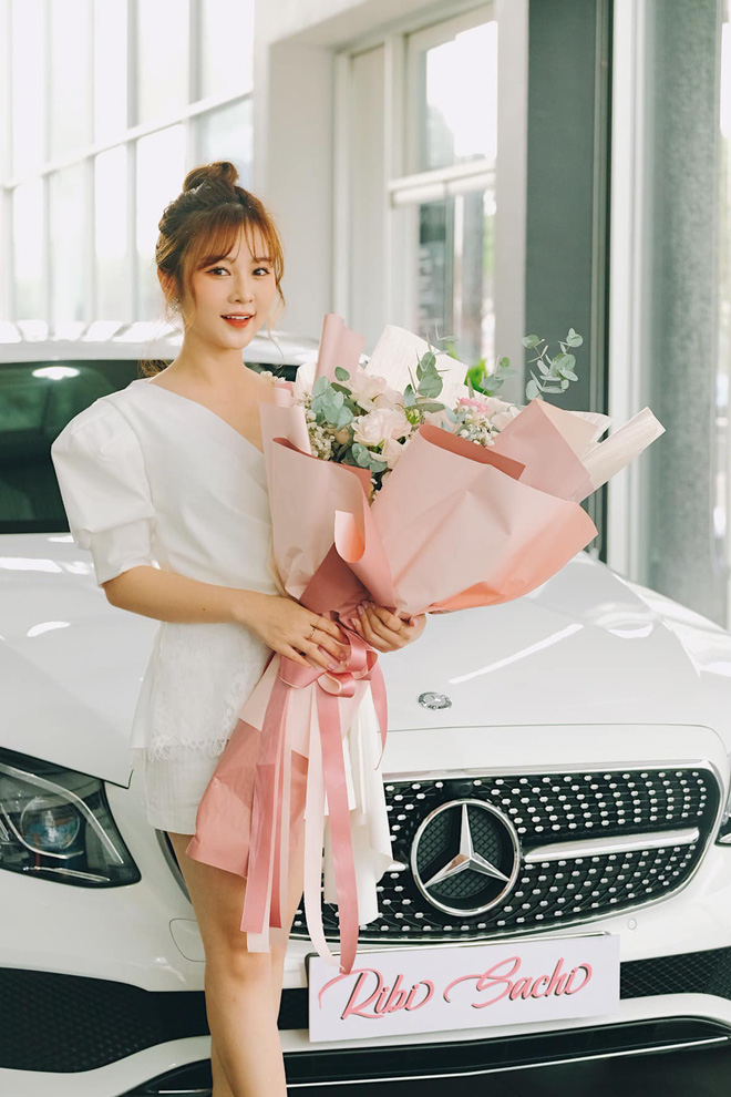 Không cần ai đó đi Mẹc chở vài vòng, hội gái đẹp này đã sớm mua ô tô tiền tỷ, muốn thì tự đi - 19 Không cần ai đó đi Mẹc chở vài vòng, hội gái đẹp này đã sớm mua ô tô tiền tỷ, muốn thì tự đi - 19