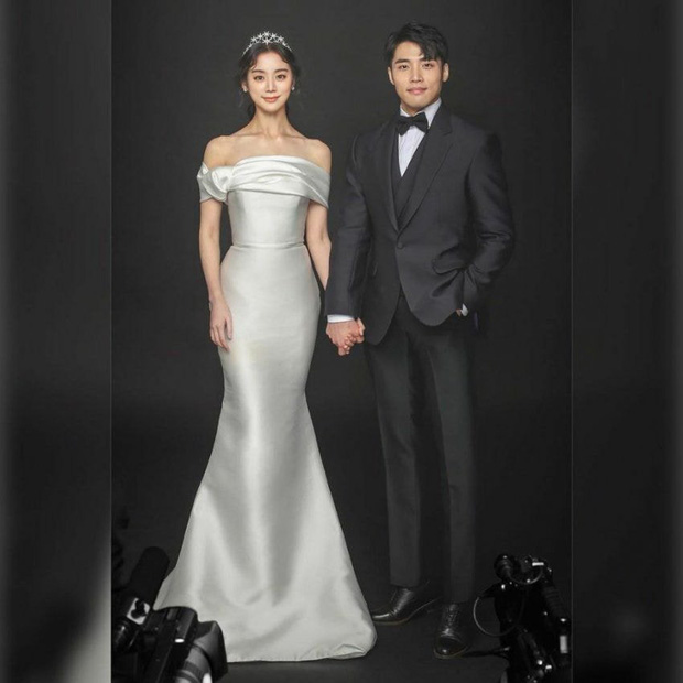 Bộ ảnh cưới độc nhất showbiz Hàn: Nhìn tưởng poster phim, nhan sắc cô dâu idol đình đám Gen 2 gây choáng - 10 Bộ ảnh cưới độc nhất showbiz Hàn: Nhìn tưởng poster phim, nhan sắc cô dâu idol đình đám Gen 2 gây choáng - 10