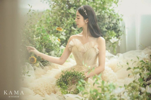 Bộ ảnh cưới độc nhất showbiz Hàn: Nhìn tưởng poster phim, nhan sắc cô dâu idol đình đám Gen 2 gây choáng - 2 Bộ ảnh cưới độc nhất showbiz Hàn: Nhìn tưởng poster phim, nhan sắc cô dâu idol đình đám Gen 2 gây choáng - 2