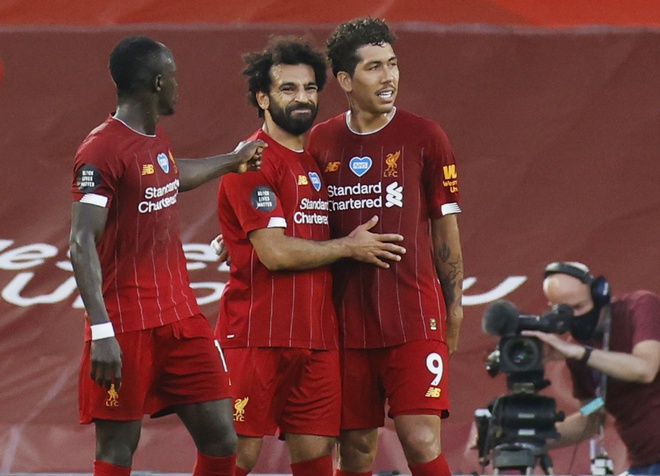 Salah tỏa sáng, Liverpool chạm một tay vào chức vô địch lịch sử - 1
