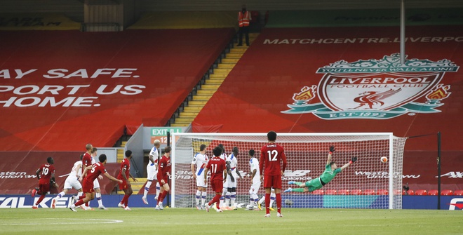 Salah tỏa sáng, Liverpool chạm một tay vào chức vô địch lịch sử
