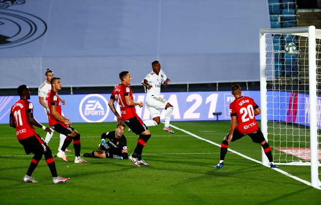 Ramos đá phạt đẳng cấp đưa Real trở lại ngôi đầu