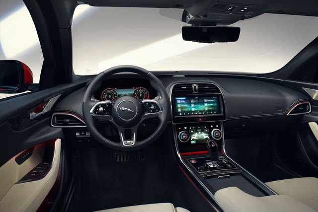 Ra mắt Jaguar XE 2020 giá từ hơn 2,6 tỷ đồng: Đối trọng Mercedes-Benz C-Class giá ngang ngửa E-Class - 2 Ra mắt Jaguar XE 2020 giá từ hơn 2,6 tỷ đồng: Đối trọng Mercedes-Benz C-Class giá ngang ngửa E-Class - 2