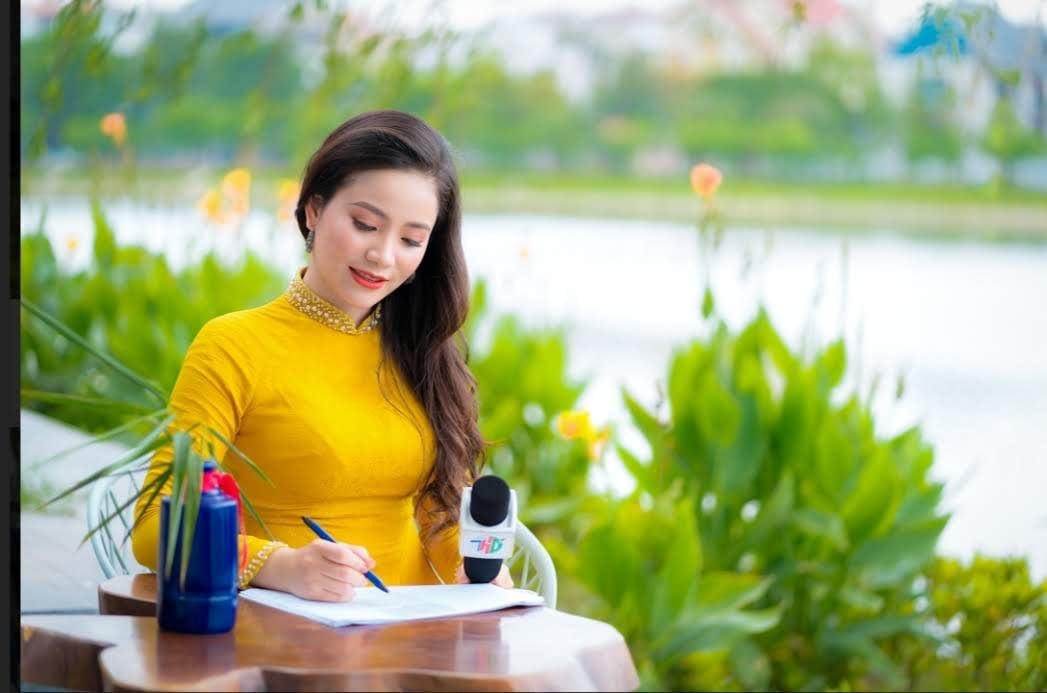 Nữ MC xinh đẹp kể về cú 'lội ngược dòng' kiếm 100 triệu/ tháng và câu chuyện tình cùng 'đại gia bí ẩn' phía sau - 2 Nữ MC xinh đẹp kể về cú 'lội ngược dòng' kiếm 100 triệu/ tháng và câu chuyện tình cùng 'đại gia bí ẩn' phía sau - 2