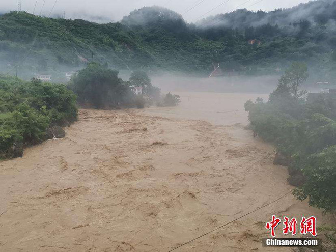 Lũ lụt diện rộng gần đập Tam Hiệp: Xe ô tô chới với trong biển nước - 5 Lũ lụt diện rộng gần đập Tam Hiệp: Xe ô tô chới với trong biển nước - 5