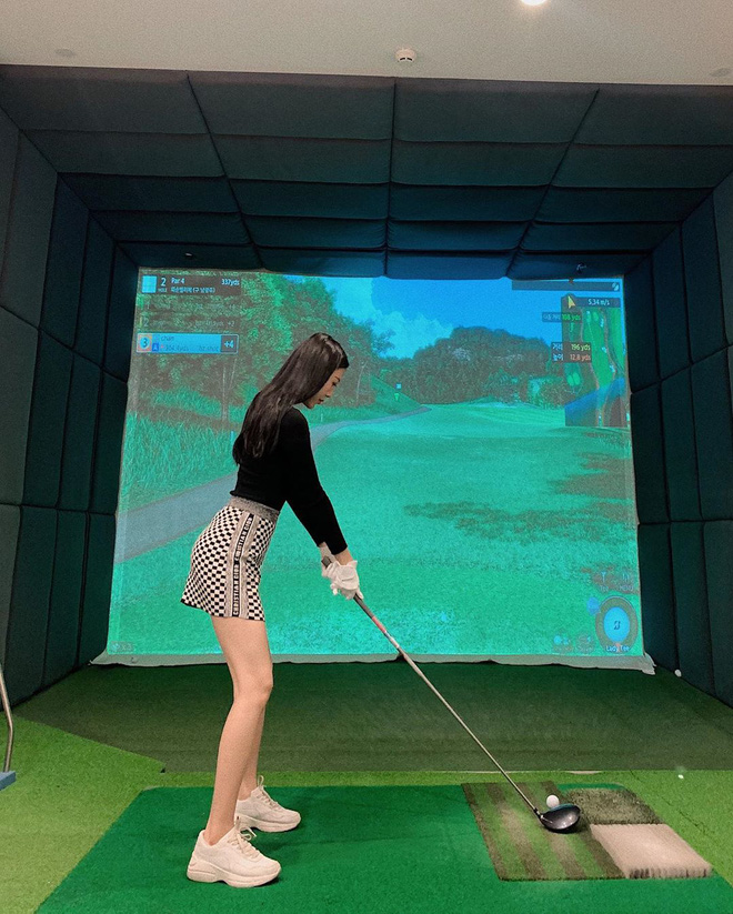 Loạt gái đẹp đồng loạt khoe dáng ở sân golf, chỉ 1 bức ảnh biết ngay khí chất và sang cỡ nào! - 10 Loạt gái đẹp đồng loạt khoe dáng ở sân golf, chỉ 1 bức ảnh biết ngay khí chất và sang cỡ nào! - 10