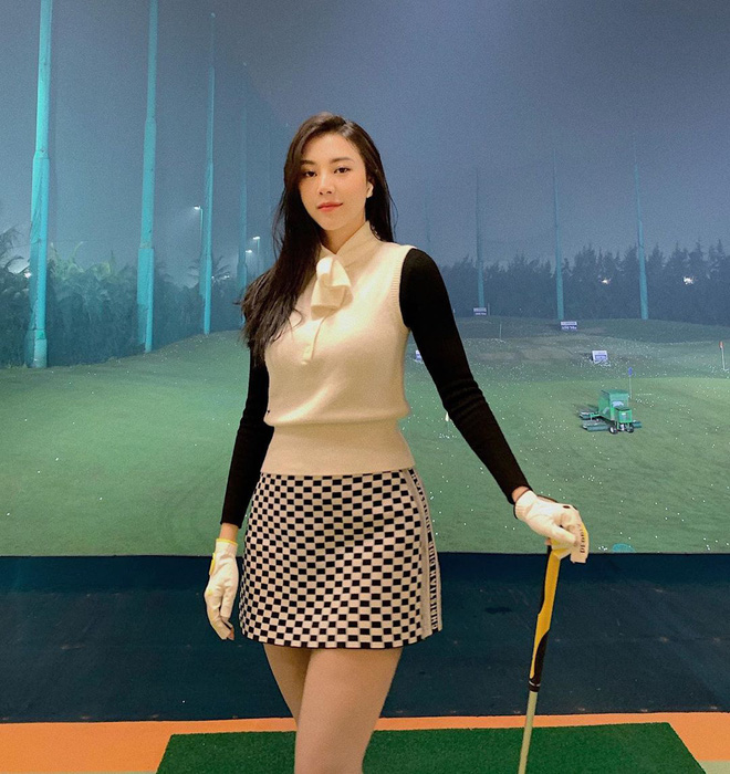 Loạt gái đẹp đồng loạt khoe dáng ở sân golf, chỉ 1 bức ảnh biết ngay khí chất và sang cỡ nào! - 13 Loạt gái đẹp đồng loạt khoe dáng ở sân golf, chỉ 1 bức ảnh biết ngay khí chất và sang cỡ nào! - 13