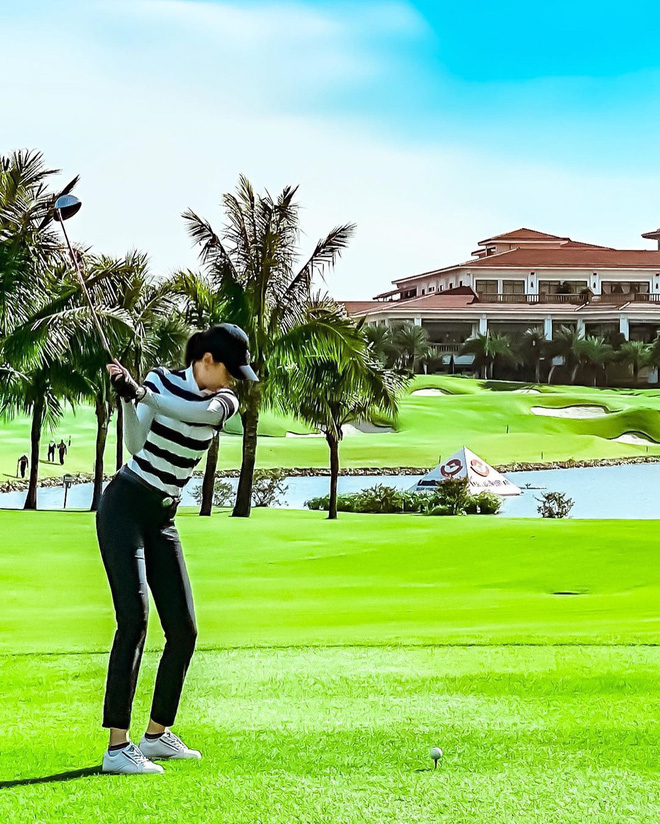 Loạt gái đẹp đồng loạt khoe dáng ở sân golf, chỉ 1 bức ảnh biết ngay khí chất và sang cỡ nào! - 15 Loạt gái đẹp đồng loạt khoe dáng ở sân golf, chỉ 1 bức ảnh biết ngay khí chất và sang cỡ nào! - 15