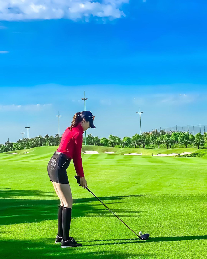 Loạt gái đẹp đồng loạt khoe dáng ở sân golf, chỉ 1 bức ảnh biết ngay khí chất và sang cỡ nào! - 14 Loạt gái đẹp đồng loạt khoe dáng ở sân golf, chỉ 1 bức ảnh biết ngay khí chất và sang cỡ nào! - 14