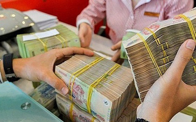 Lãi suất tiết kiệm giảm mạnh, người dân vẫn ồ ạt gửi tiền vào ngân hàng Lãi suất tiết kiệm giảm mạnh, người dân vẫn ồ ạt gửi tiền vào ngân hàng