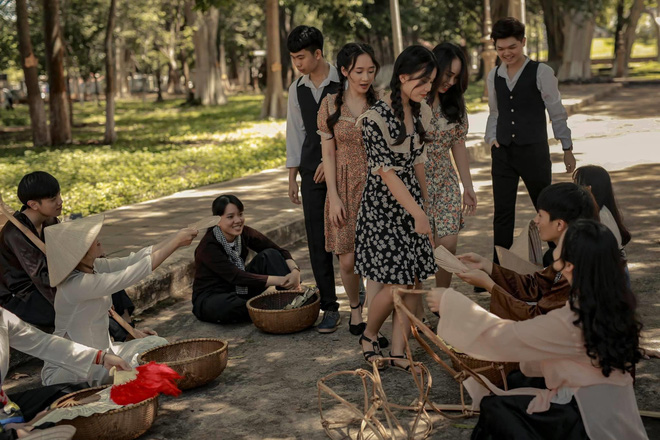 Đầu tư kinh phí 30 triệu nhưng bộ ảnh kỷ yếu vẫn nhận ý kiến trái chiều vì một chi tiết lịch sử - 4 Đầu tư kinh phí 30 triệu nhưng bộ ảnh kỷ yếu vẫn nhận ý kiến trái chiều vì một chi tiết lịch sử - 4