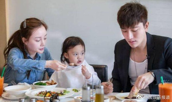 Truyền thông đưa tin Giả Nãi Lượng và Lý Tiểu Lộ tái hợp vì con gái gặp vấn đề tâm lý - 2 Truyền thông đưa tin Giả Nãi Lượng và Lý Tiểu Lộ tái hợp vì con gái gặp vấn đề tâm lý - 2