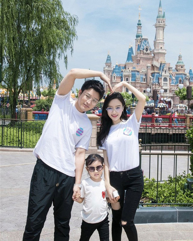 Truyền thông đưa tin Giả Nãi Lượng và Lý Tiểu Lộ tái hợp vì con gái gặp vấn đề tâm lý - 4 Truyền thông đưa tin Giả Nãi Lượng và Lý Tiểu Lộ tái hợp vì con gái gặp vấn đề tâm lý - 4