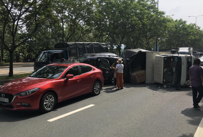 TP.HCM: Tai nạn liên hoàn giữa 4 xe ô tô, 2 cháu bé may mắn thoát chết - 1 TP.HCM: Tai nạn liên hoàn giữa 4 xe ô tô, 2 cháu bé may mắn thoát chết - 1