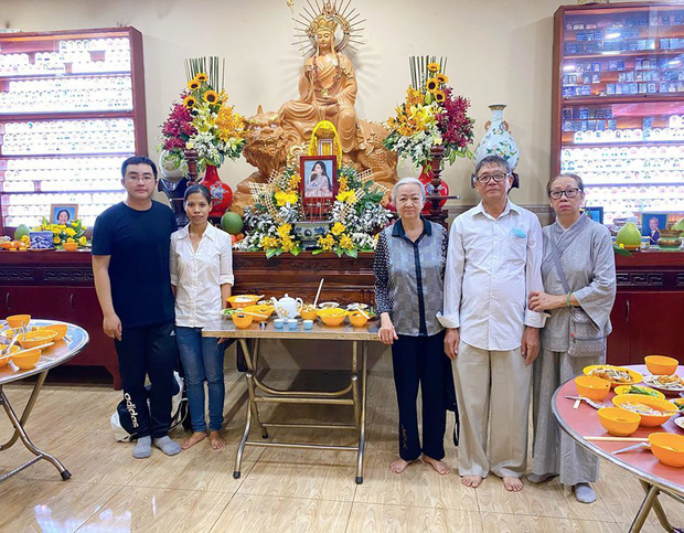 Bố mẹ Phùng Ngọc Huy thay mặt con trai làm lễ cúng 100 ngày cho Mai Phương, xuất hiện bên bảo mẫu bé Lavie Bố mẹ Phùng Ngọc Huy thay mặt con trai làm lễ cúng 100 ngày cho Mai Phương, xuất hiện bên bảo mẫu bé Lavie