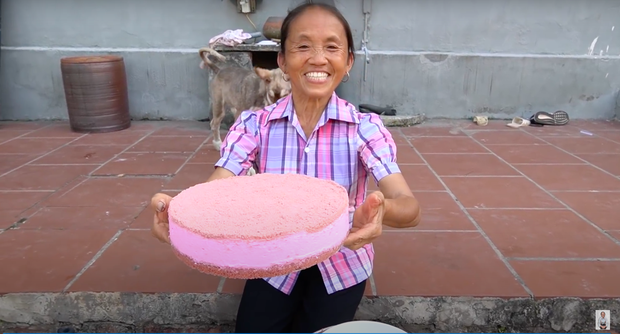Bà Tân làm bánh oreo cheesecake hoa anh đào siêu đẹp mắt nhưng nhìn chiếc đĩa bị chó liếm thì... - 1 Bà Tân làm bánh oreo cheesecake hoa anh đào siêu đẹp mắt nhưng nhìn chiếc đĩa bị chó liếm thì... - 1