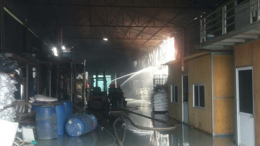 Cận cảnh hiện trường vụ cháy kho hóa chất ở quận Long Biên - 10 Cận cảnh hiện trường vụ cháy kho hóa chất ở quận Long Biên - 10